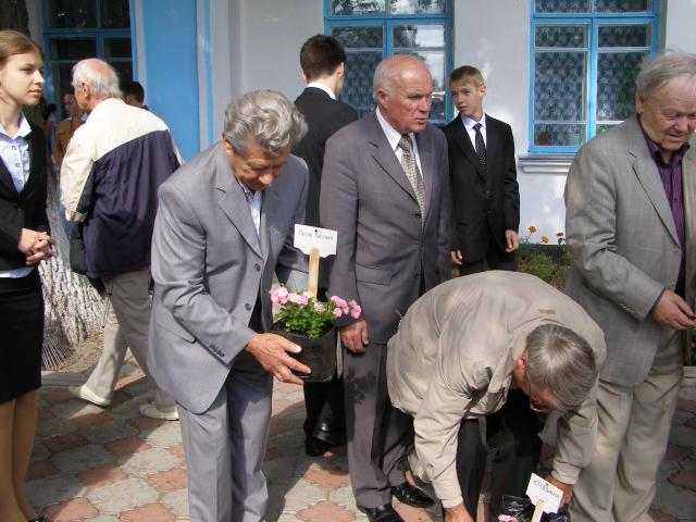 Літературне паломництво у Піски ( висаджують лауреат Тичинівської премії П.Засенко, секретар НСПУ В.Баранов, Герой України Б.Олійник.JPG)